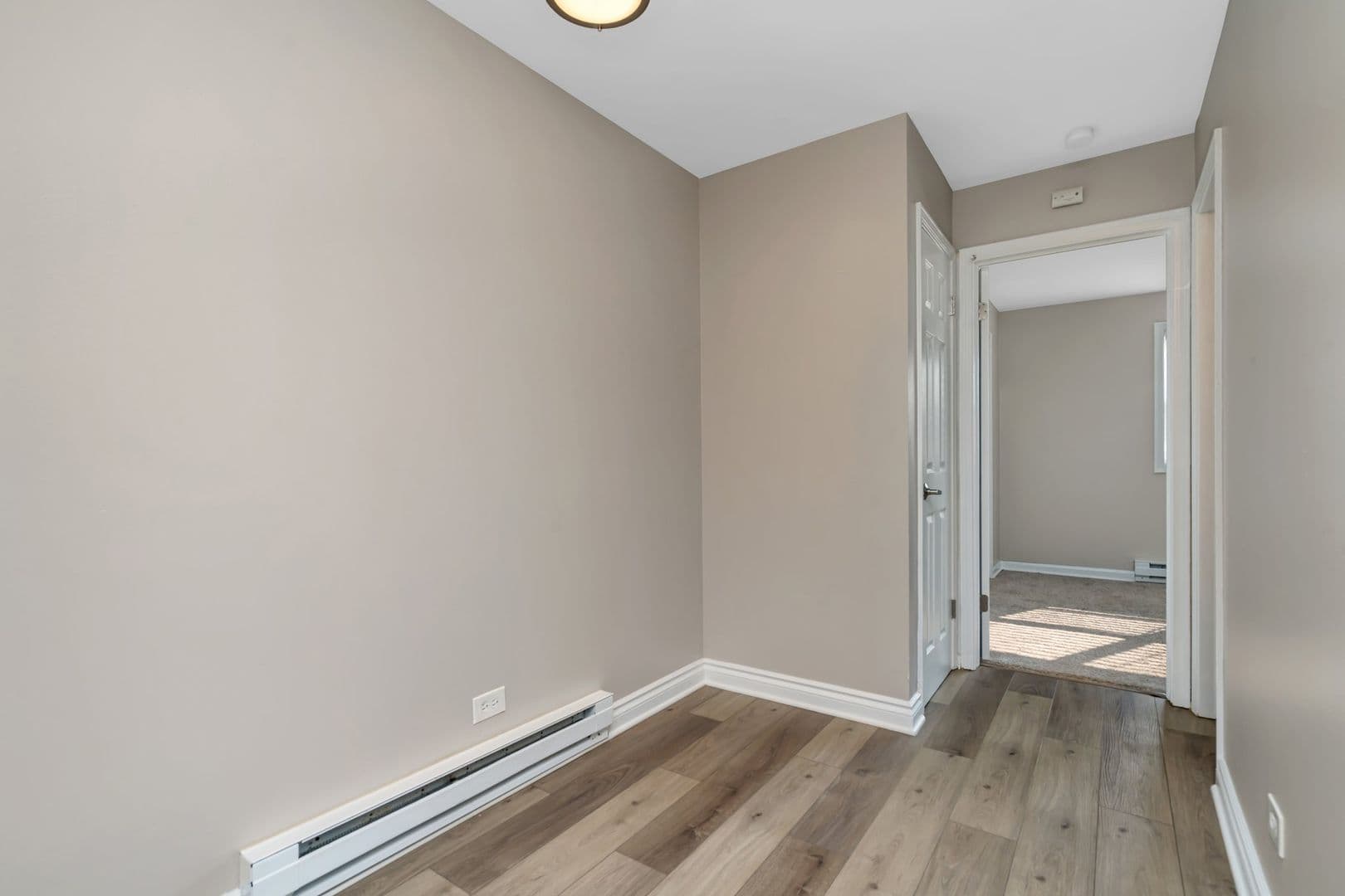 Glen Ellyn Apartment: 25 Briar St