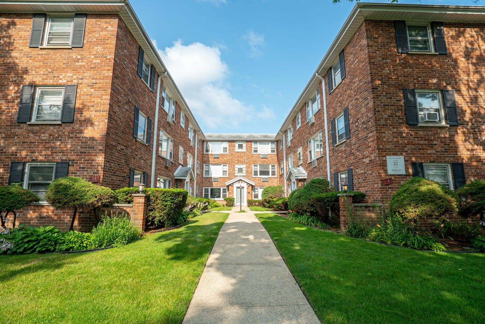 La Grange Apartment: 34-42 S. Waiola Ave.