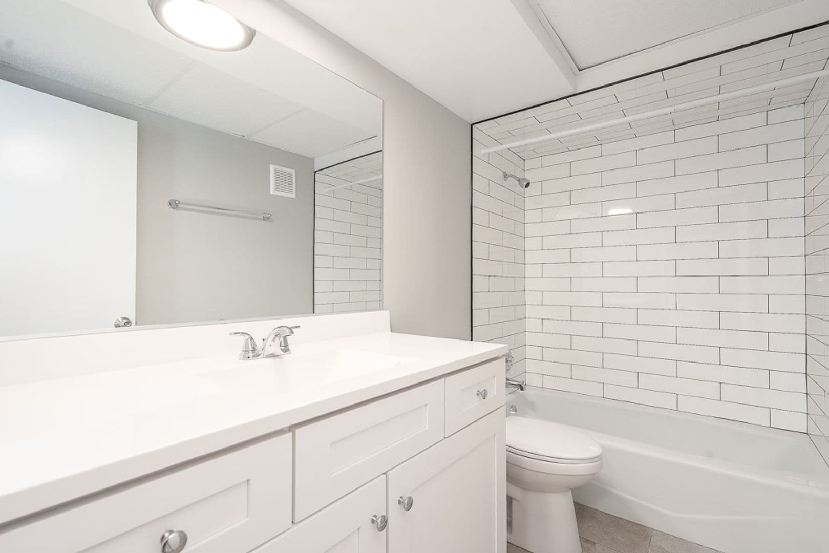 La Grange Apartment: 21 S Waiola Ave.