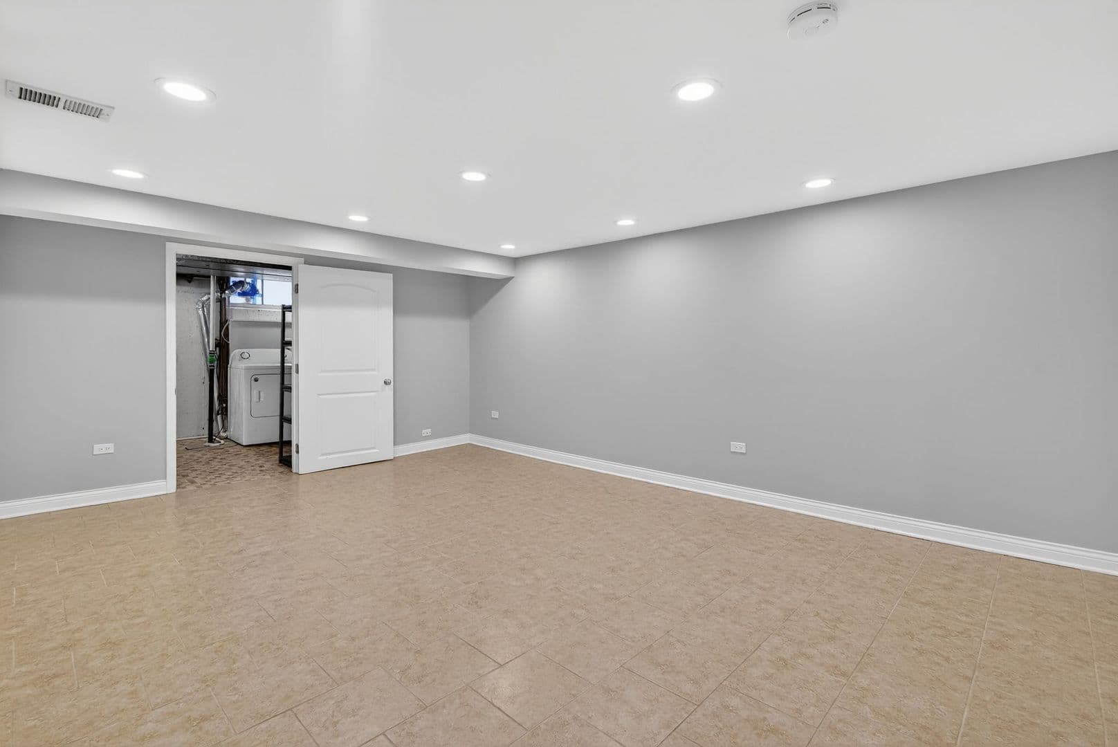 La Grange Apartment: 13-15 S Waiola Ave