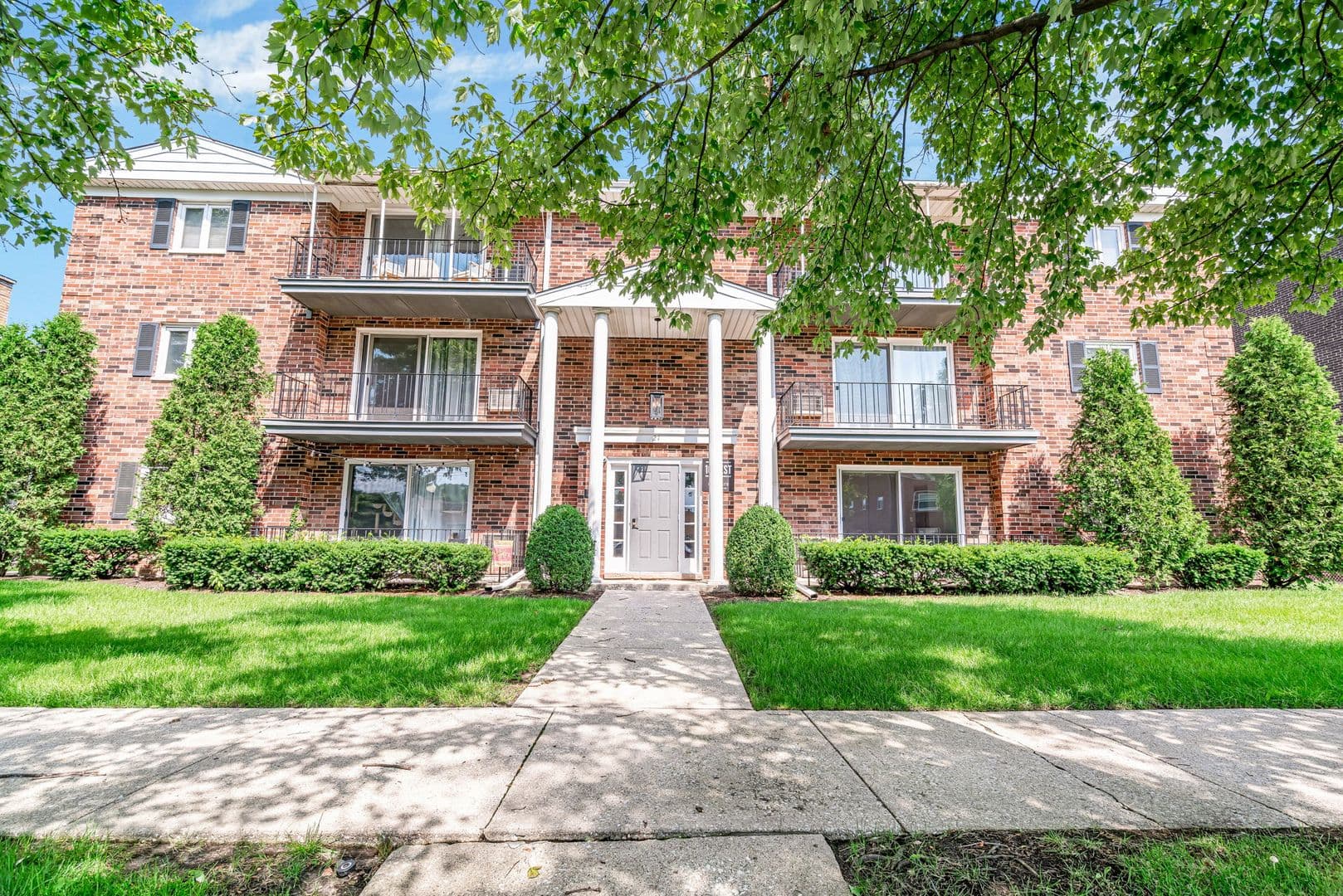 La Grange Apartment: 21 S Waiola Ave.