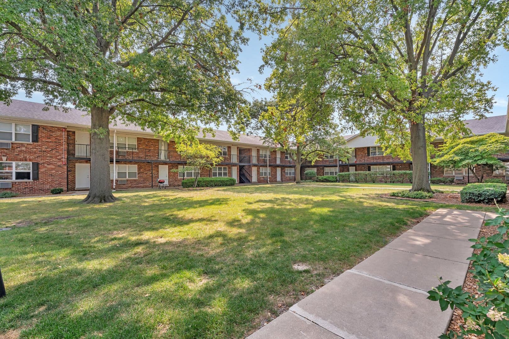 Glen Ellyn Apartment: 25 Briar St