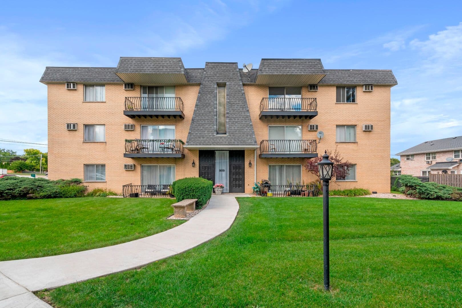 Darien Apartment: 909-913 Plainfield Rd.