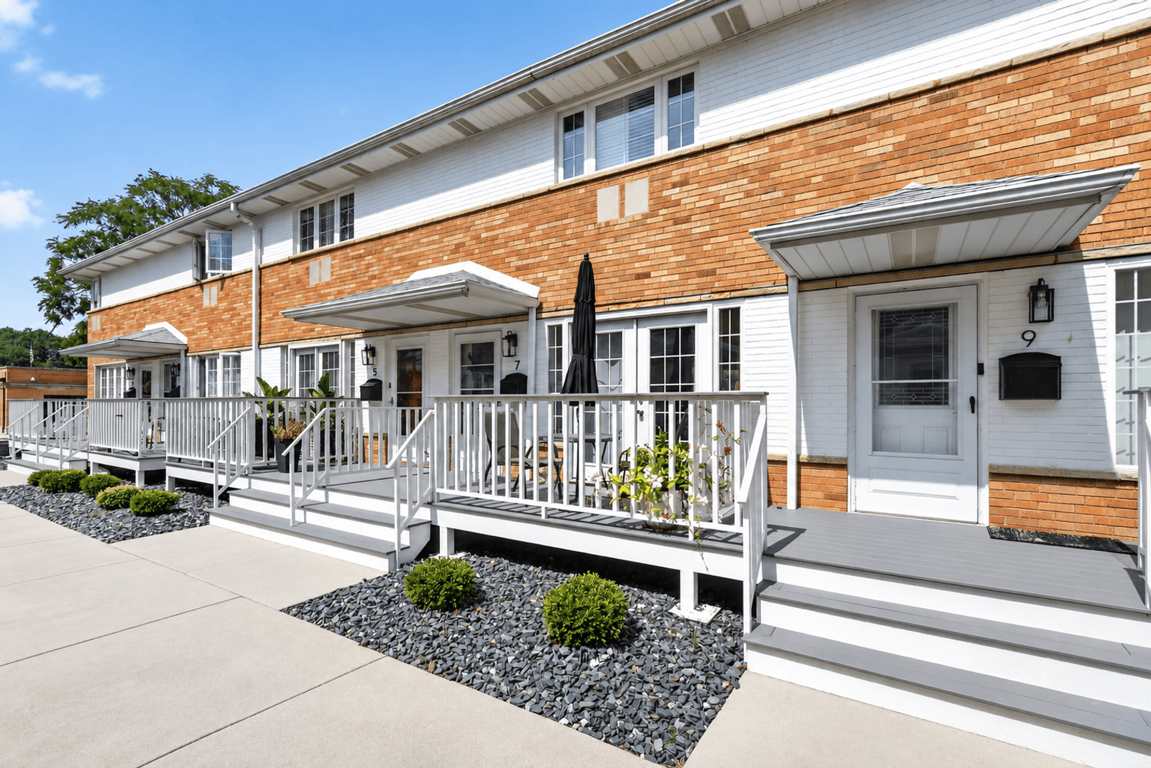 La Grange Apartment: 13-15 S Waiola Ave