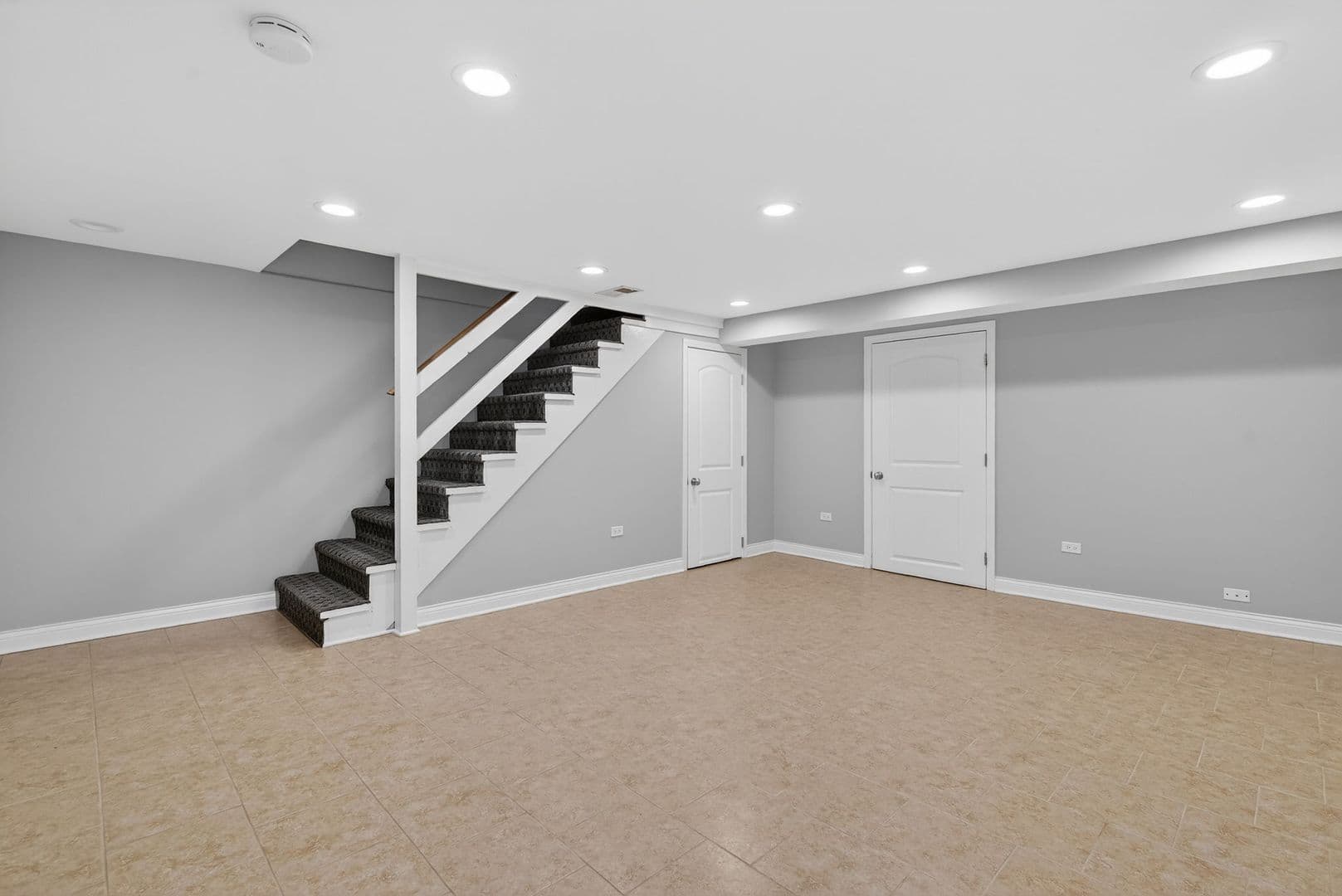 La Grange Apartment: 13-15 S Waiola Ave