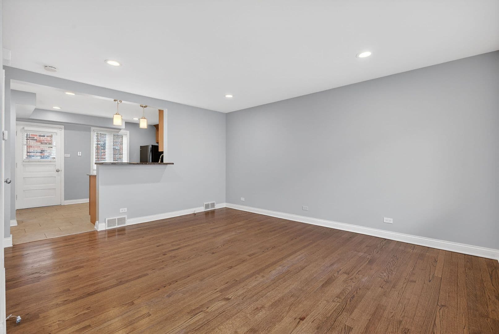 La Grange Apartment: 13-15 S Waiola Ave