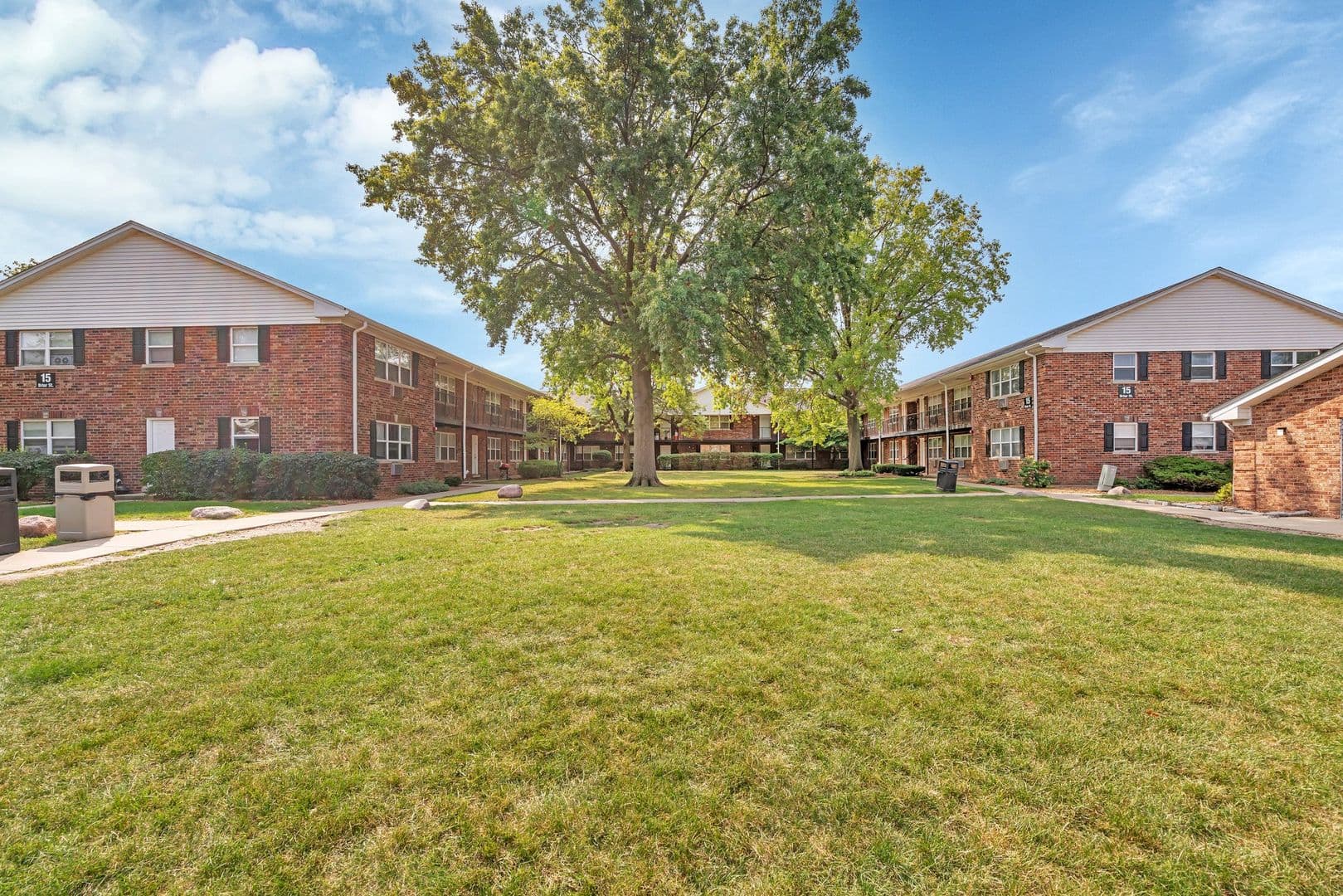 Glen Ellyn Apartment: 25 Briar St