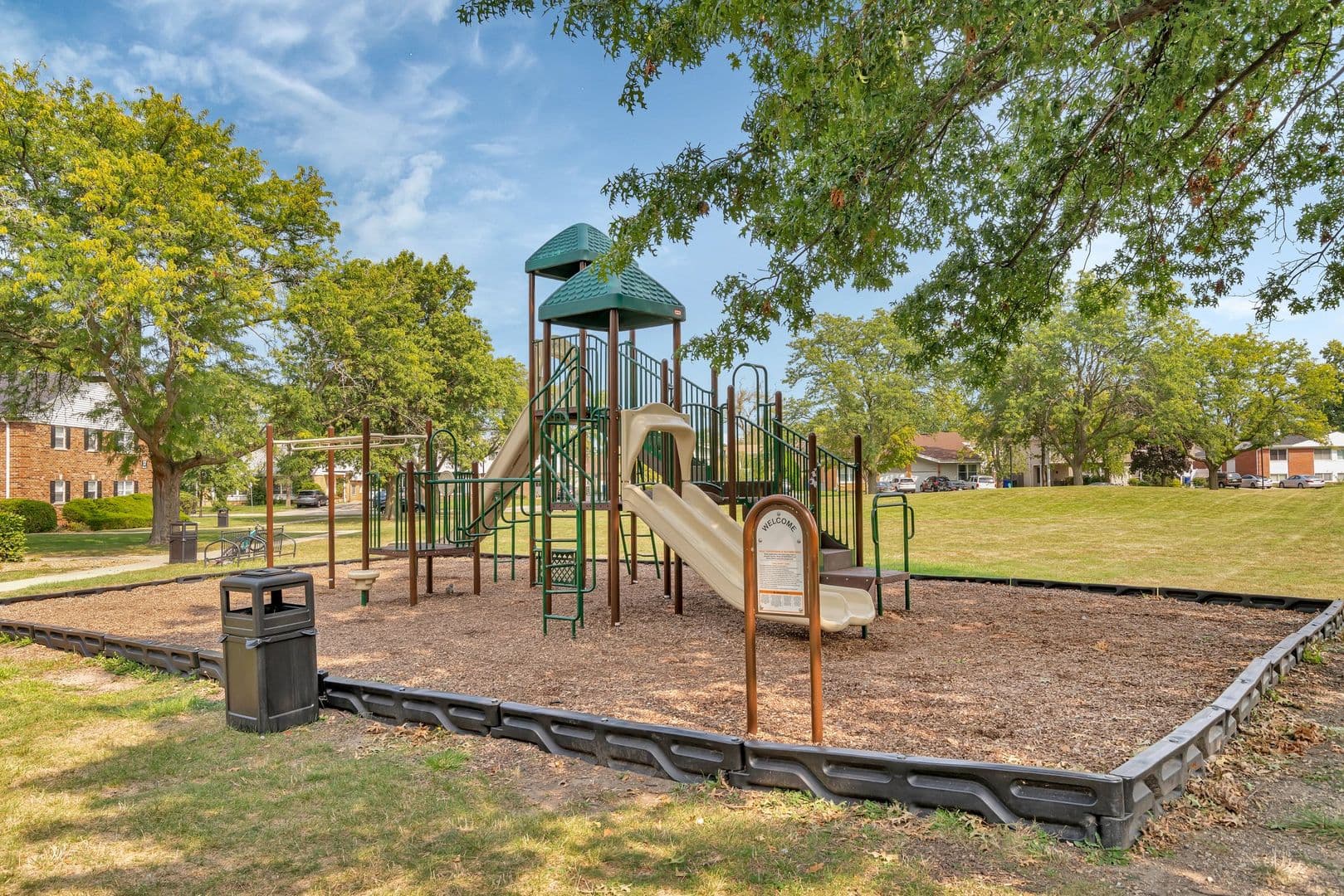 Glen Ellyn Apartment: 25 Briar St