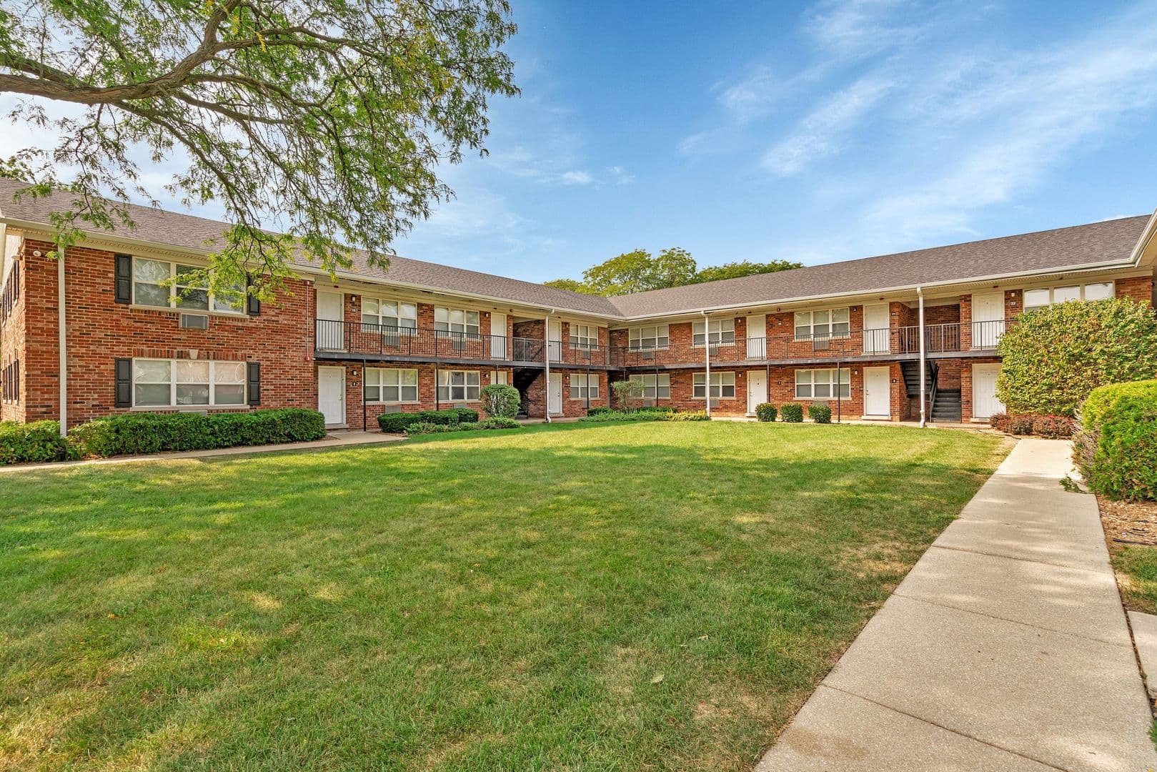 Glen Ellyn Apartment: 25 Briar St