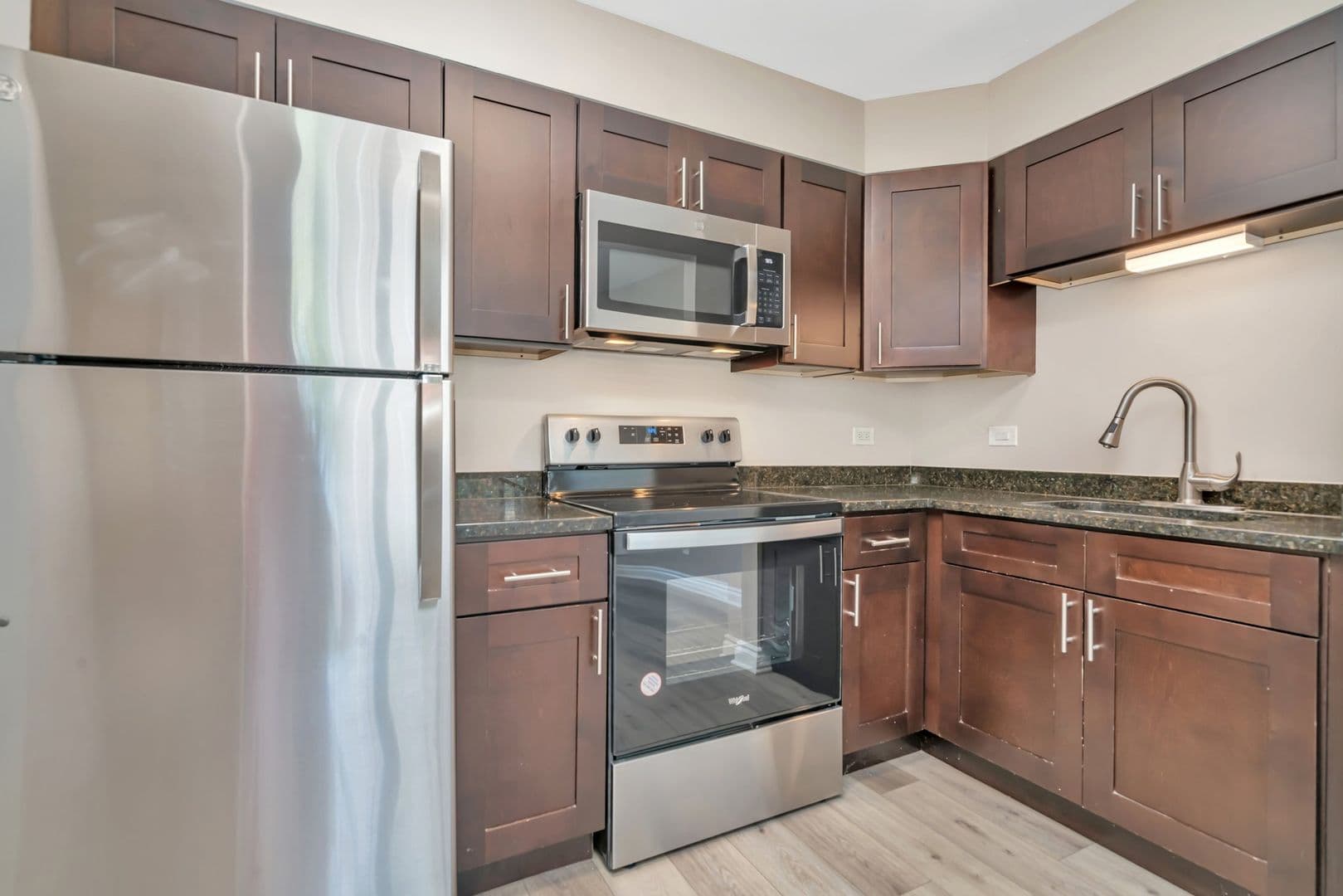 Glen Ellyn Apartment: 25 Briar St