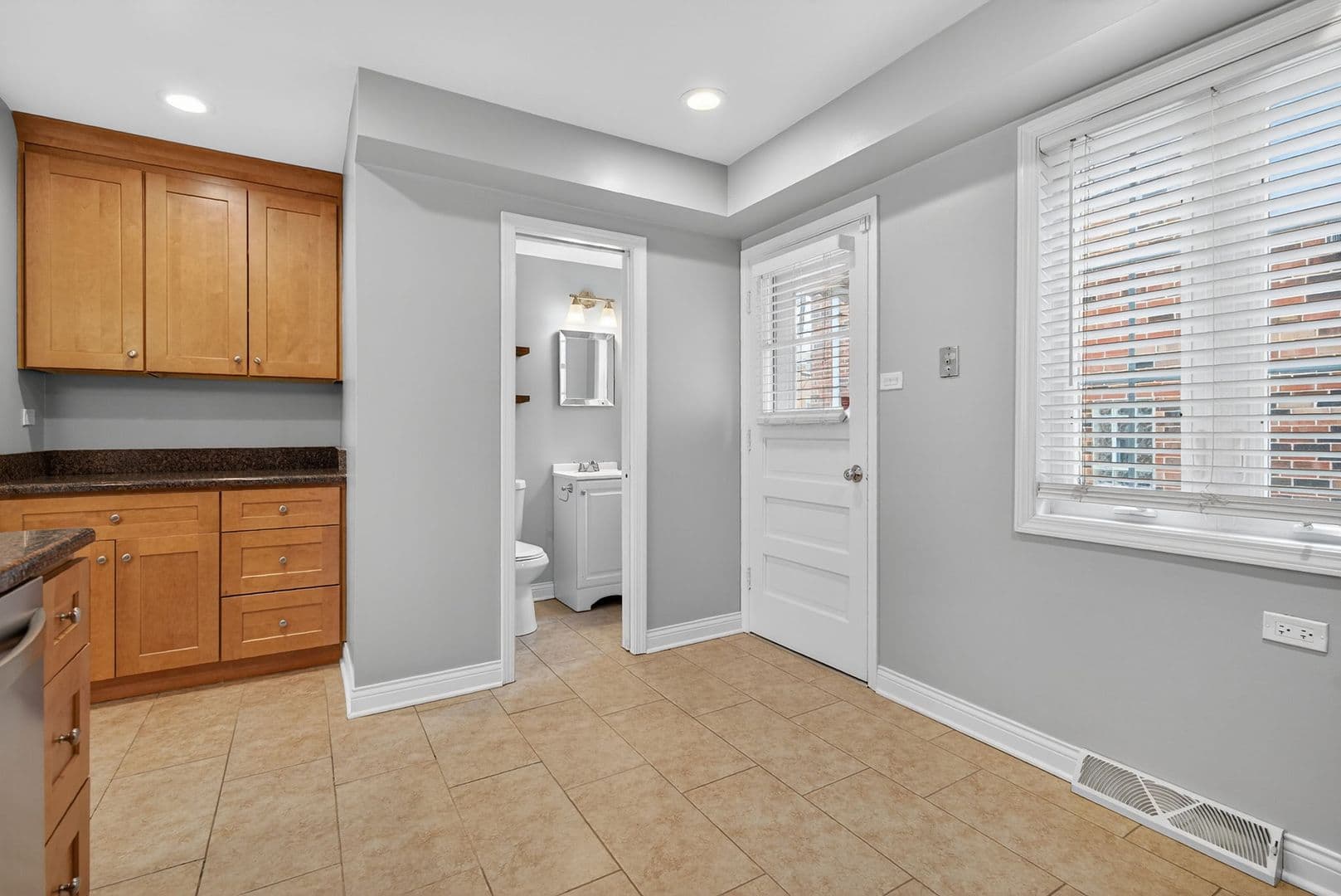 La Grange Apartment: 13-15 S Waiola Ave
