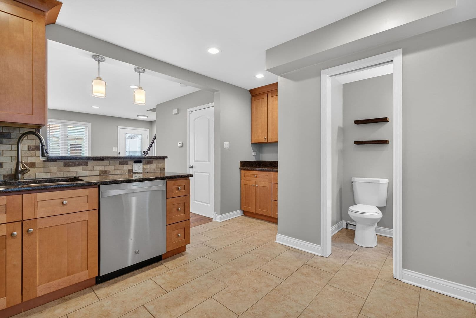 La Grange Apartment: 13-15 S Waiola Ave