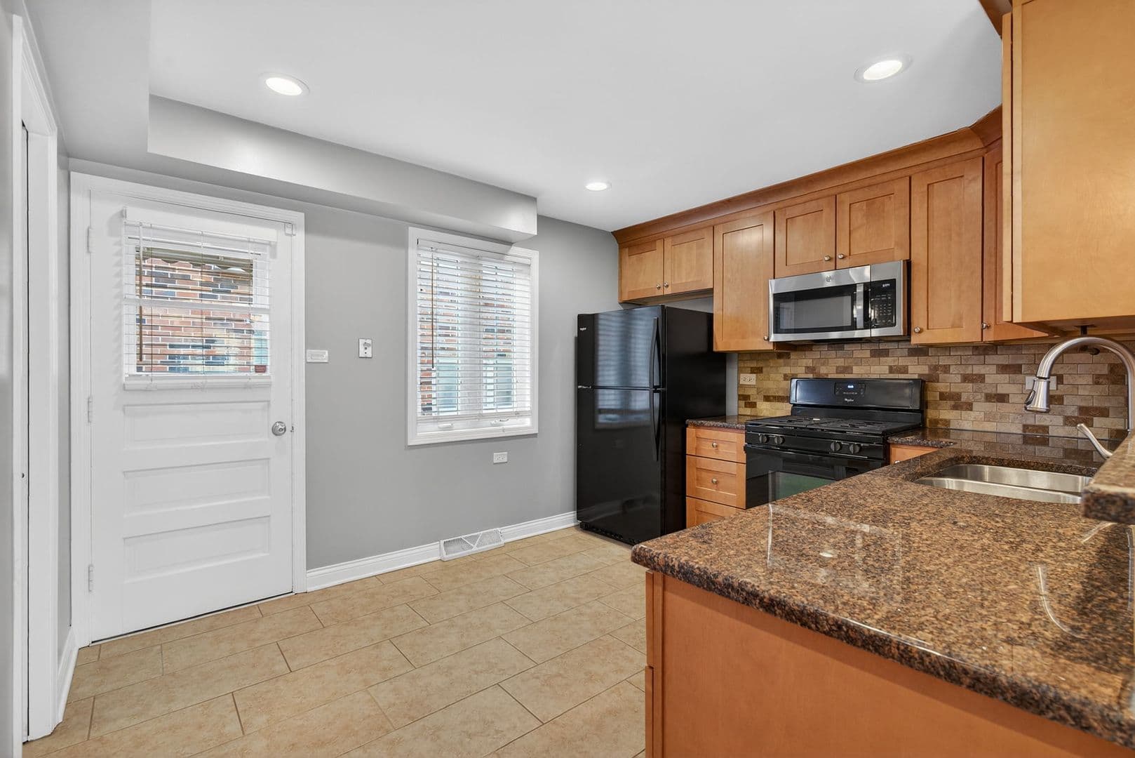 La Grange Apartment: 13-15 S Waiola Ave