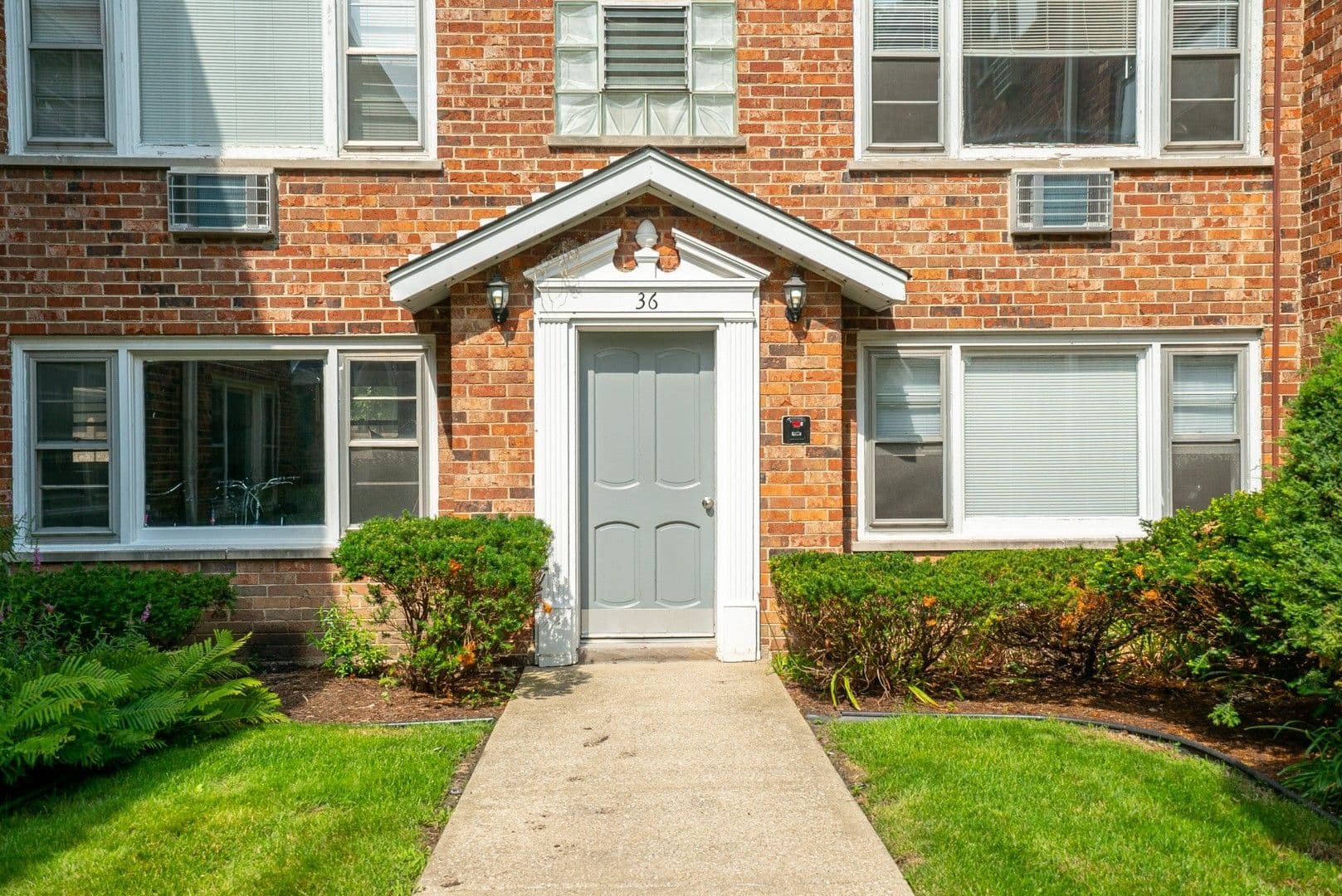La Grange Apartment: 34-42 S. Waiola Ave.