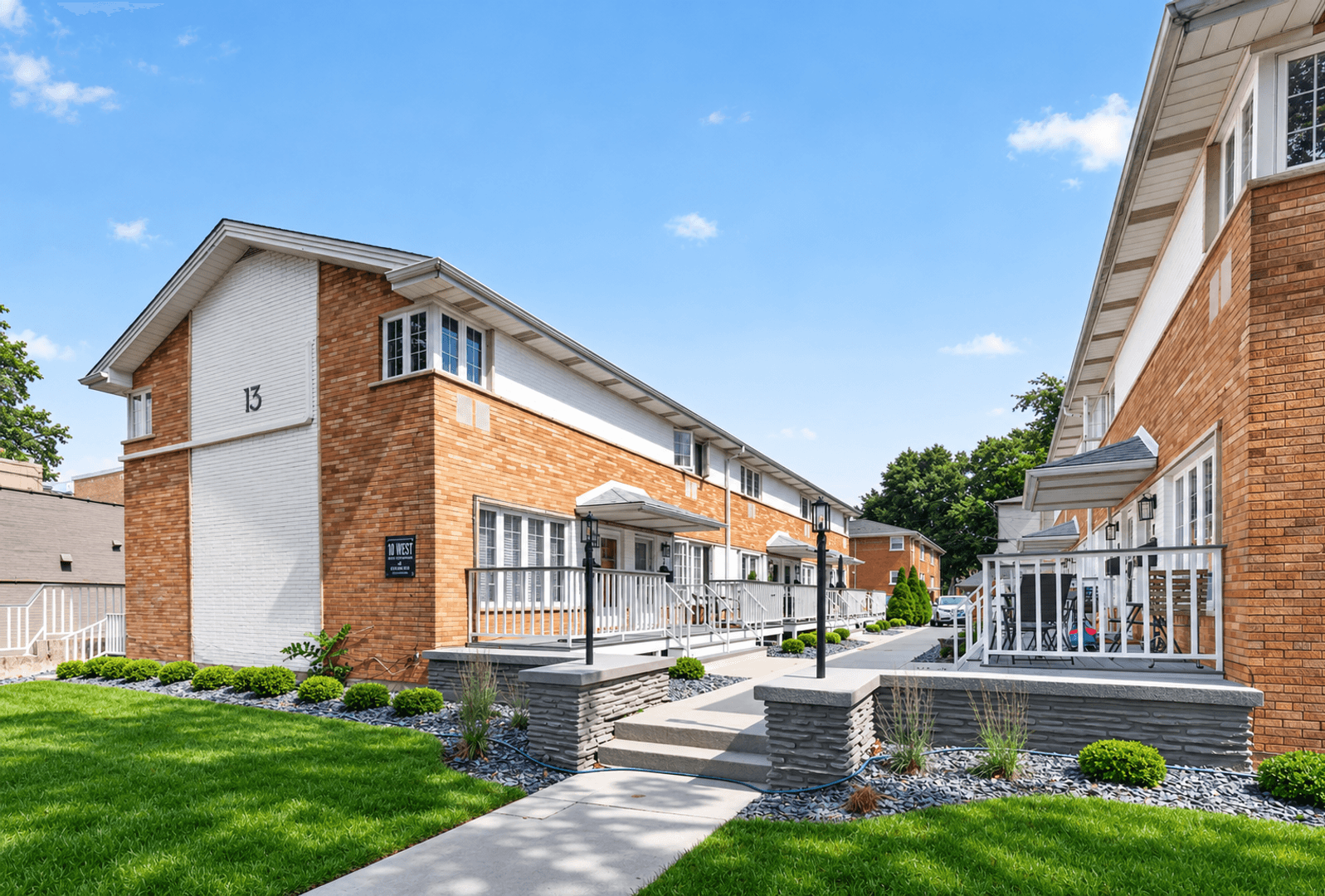 La Grange Apartment: 13-15 S Waiola Ave
