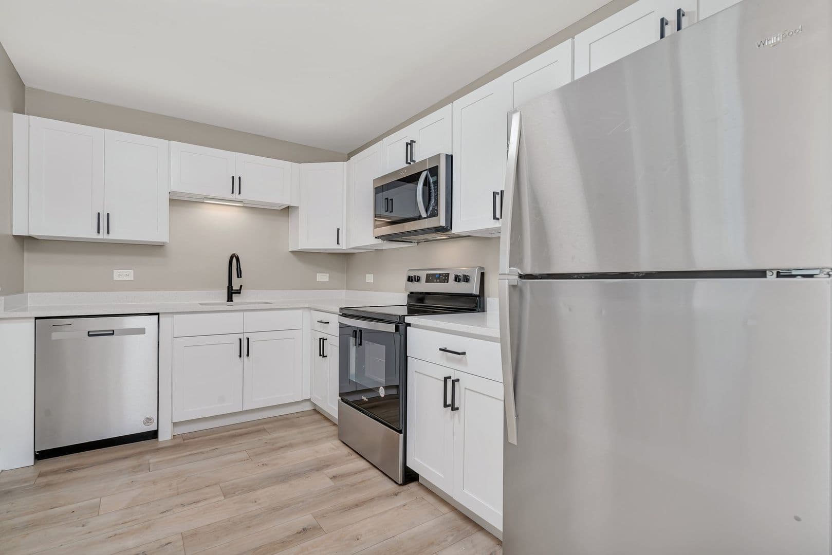Glen Ellyn Apartment: 25 Briar St