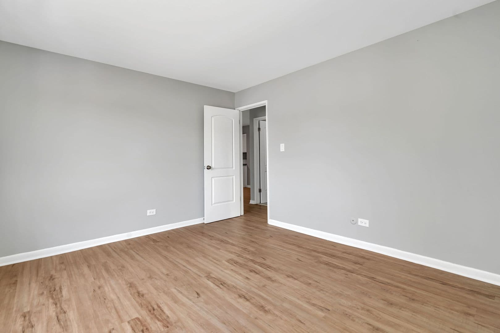 Darien Apartment: 909-913 Plainfield Rd.