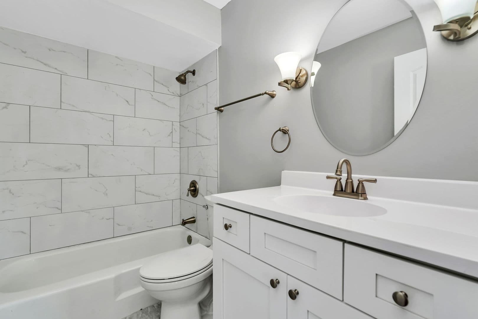 Darien Apartment: 909-913 Plainfield Rd.