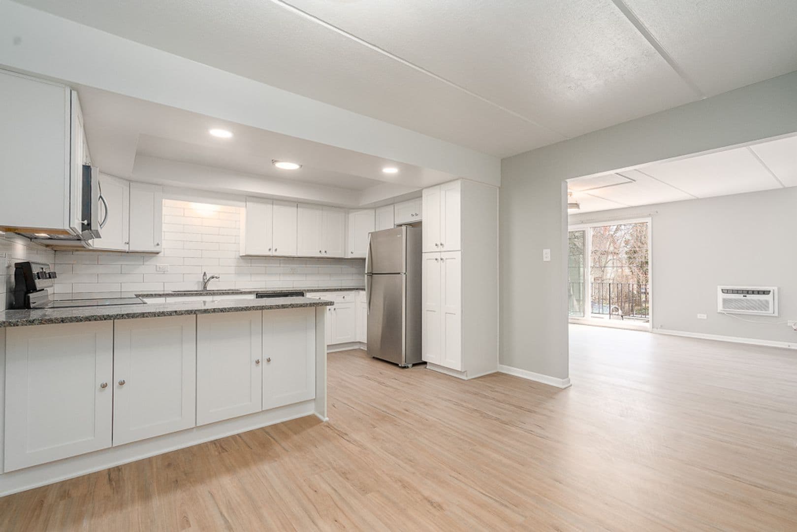 La Grange Apartment: 21 S Waiola Ave.