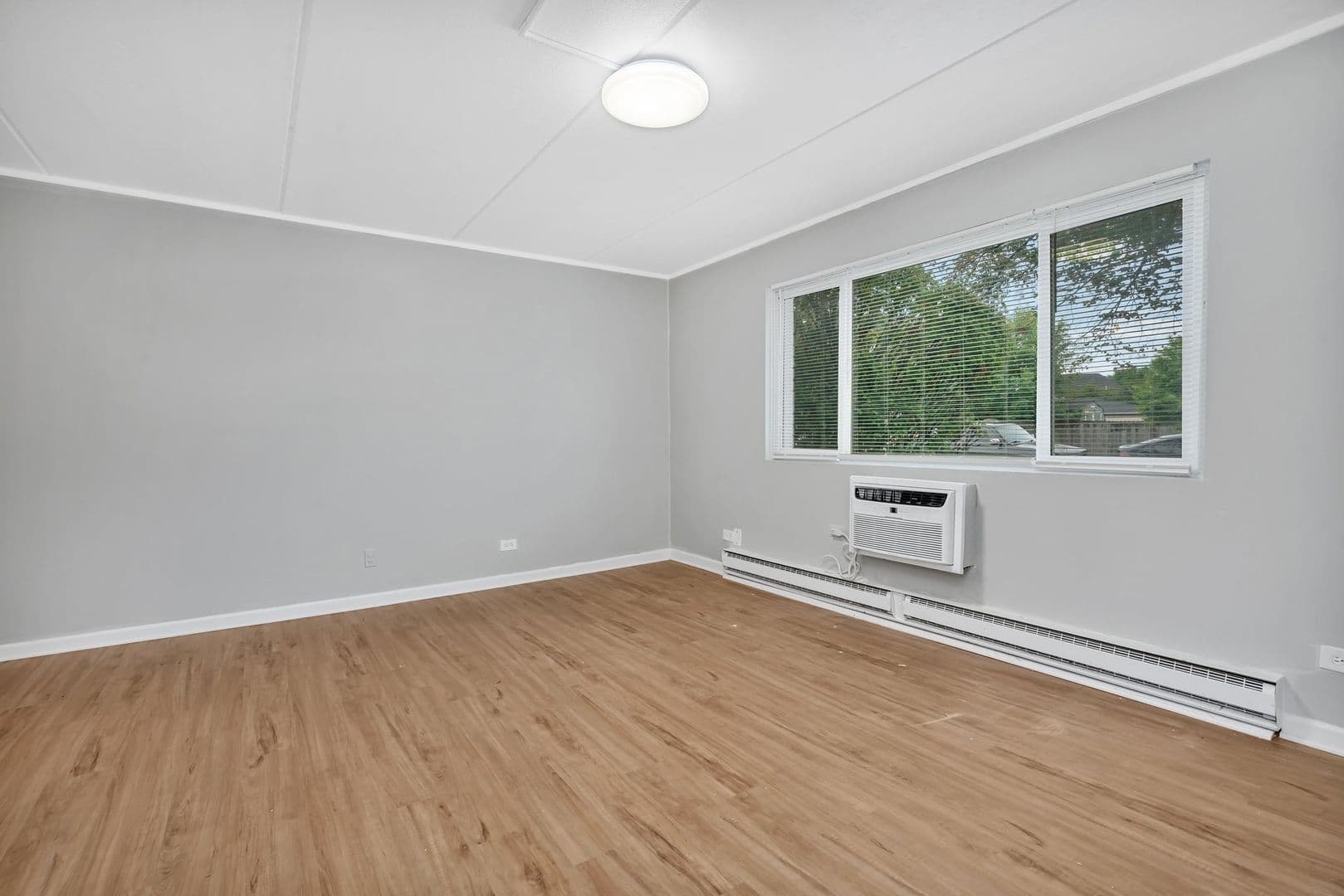 Elmhurst Apartment: 315-329 Kimbell Ave.