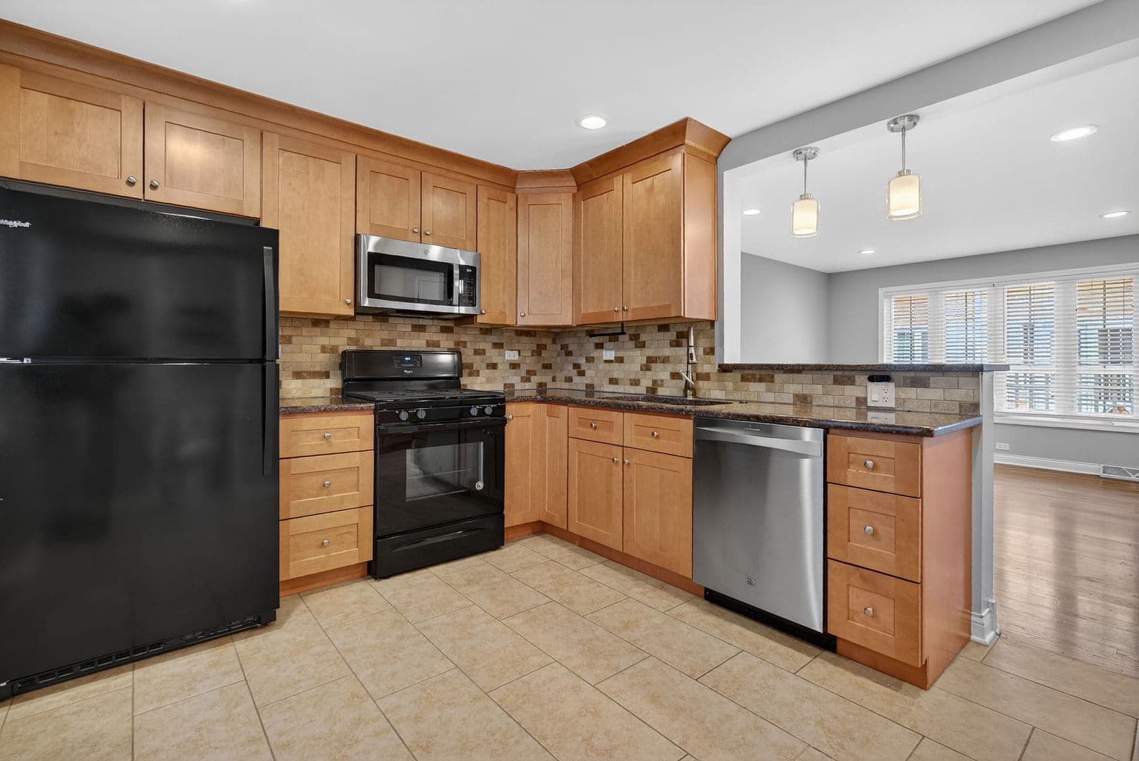 La Grange Apartment: 13-15 S Waiola Ave