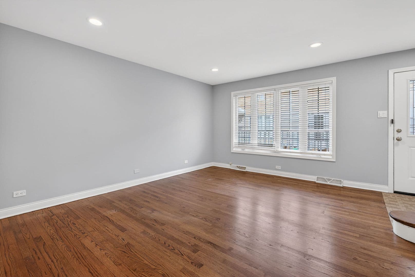 La Grange Apartment: 13-15 S Waiola Ave