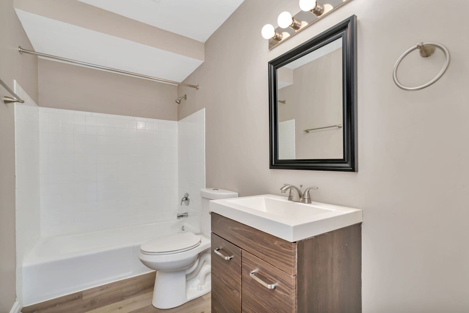 Glen Ellyn Apartment: 25 Briar St