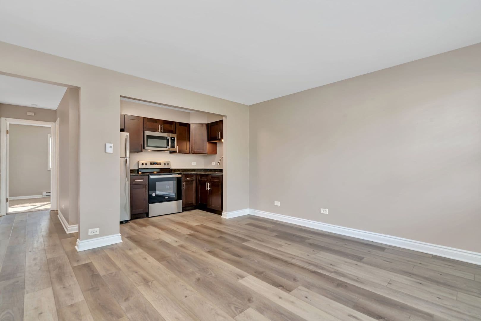 Glen Ellyn Apartment: 25 Briar St