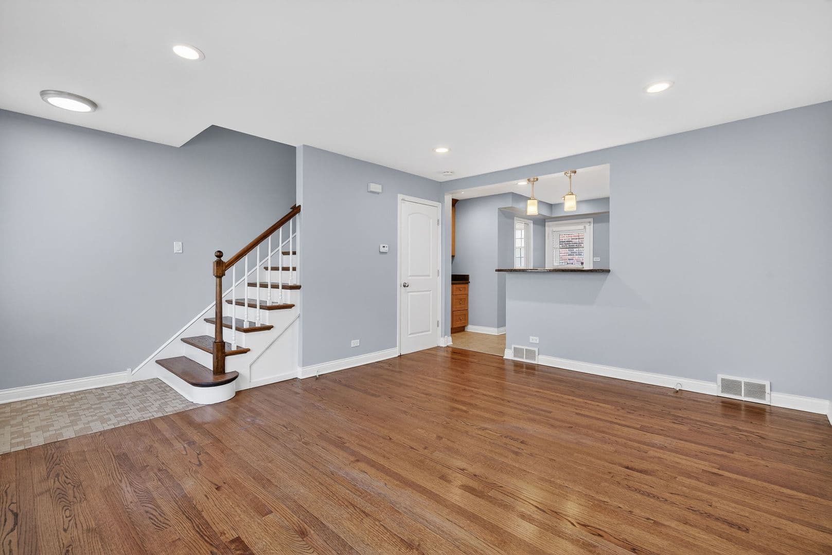 La Grange Apartment: 13-15 S Waiola Ave