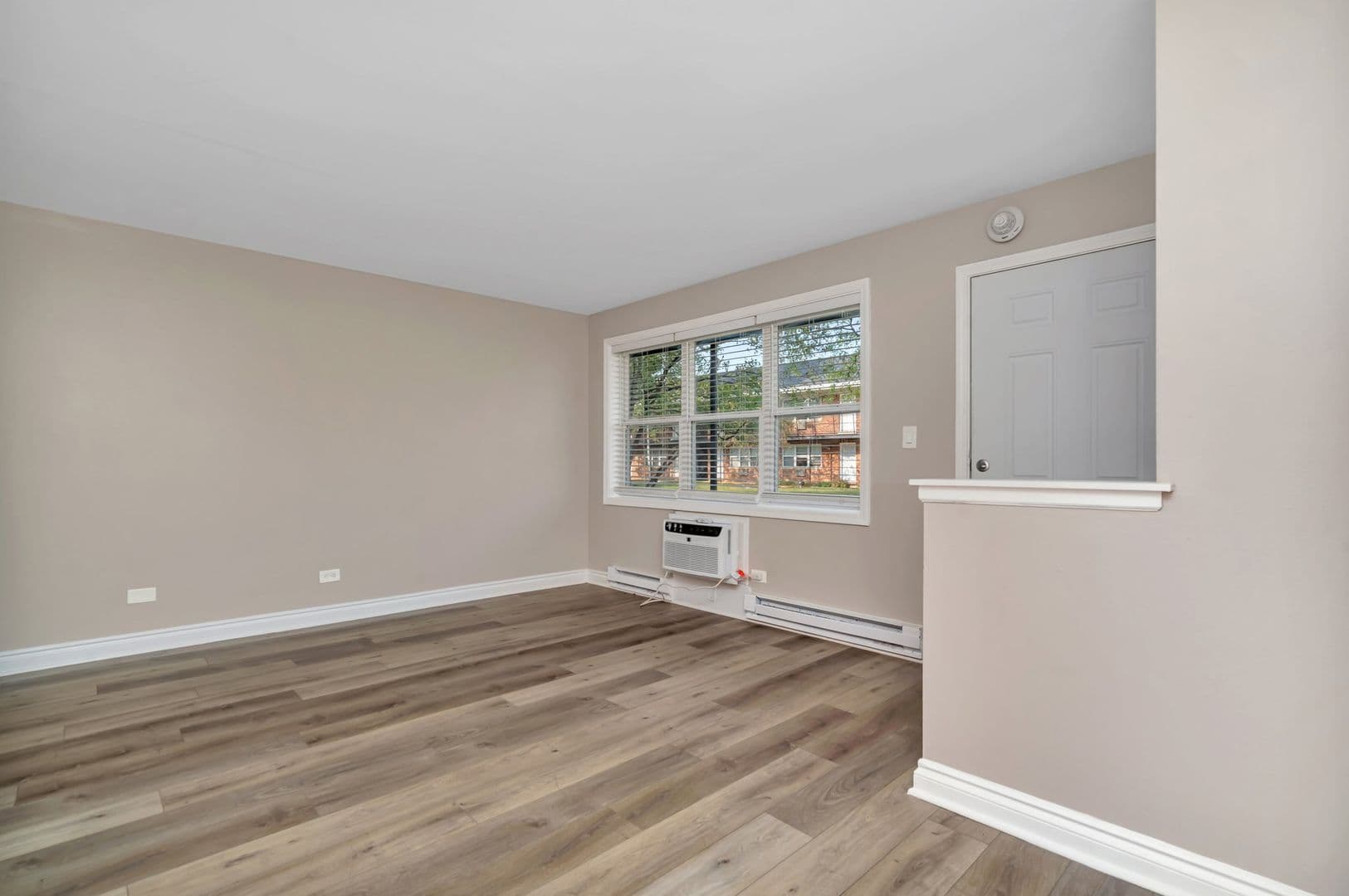 Glen Ellyn Apartment: 25 Briar St