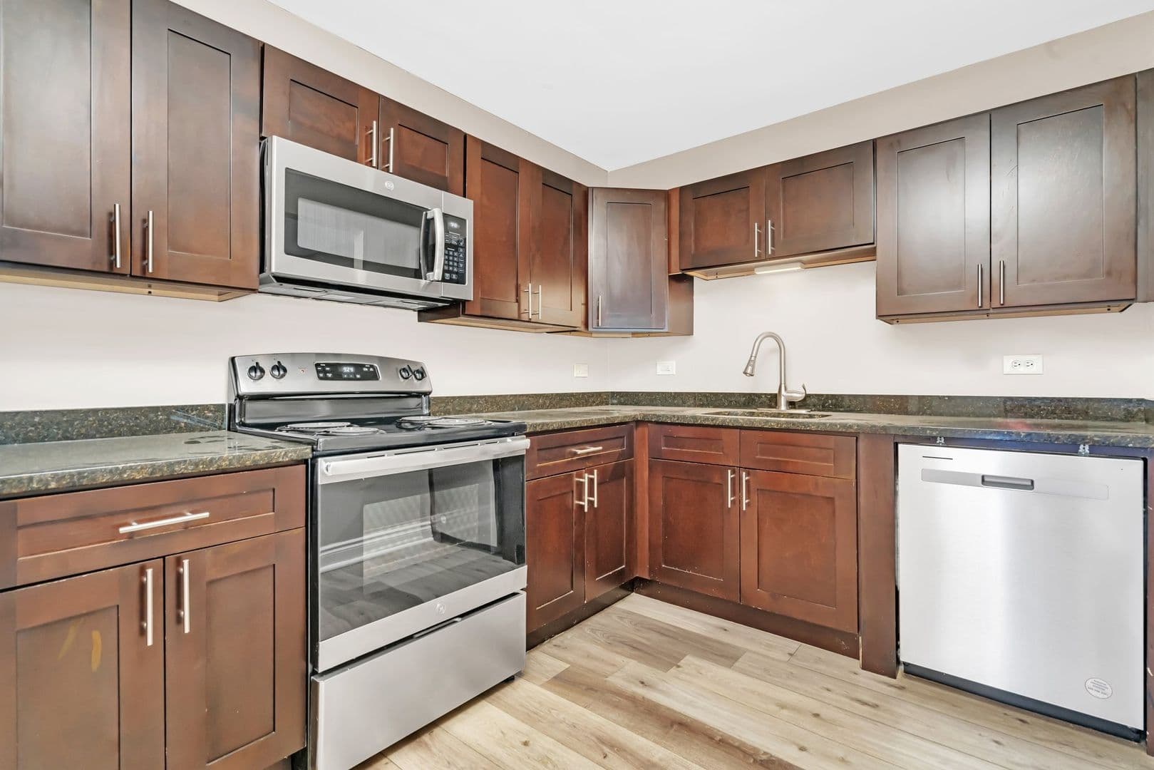 Glen Ellyn Apartment: 25 Briar St