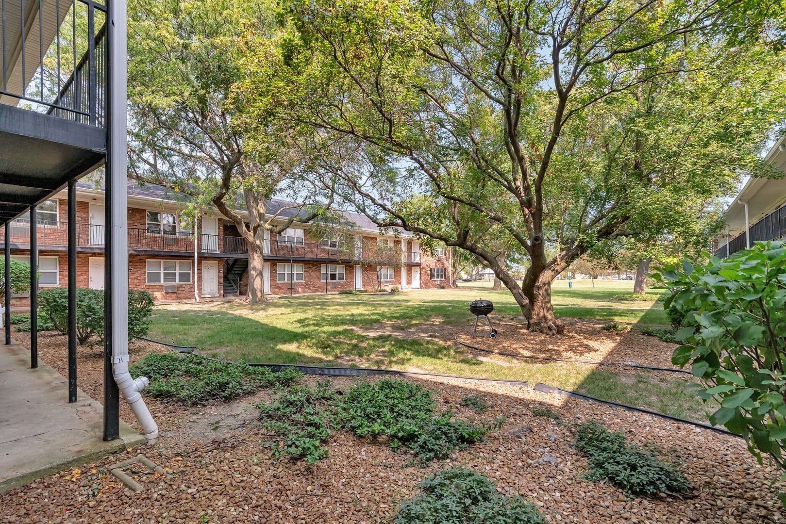 Glen Ellyn Apartment: 25 Briar St