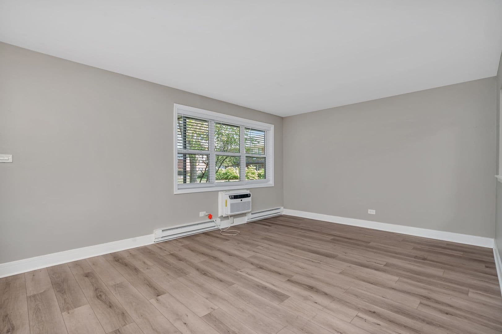 Glen Ellyn Apartment: 25 Briar St