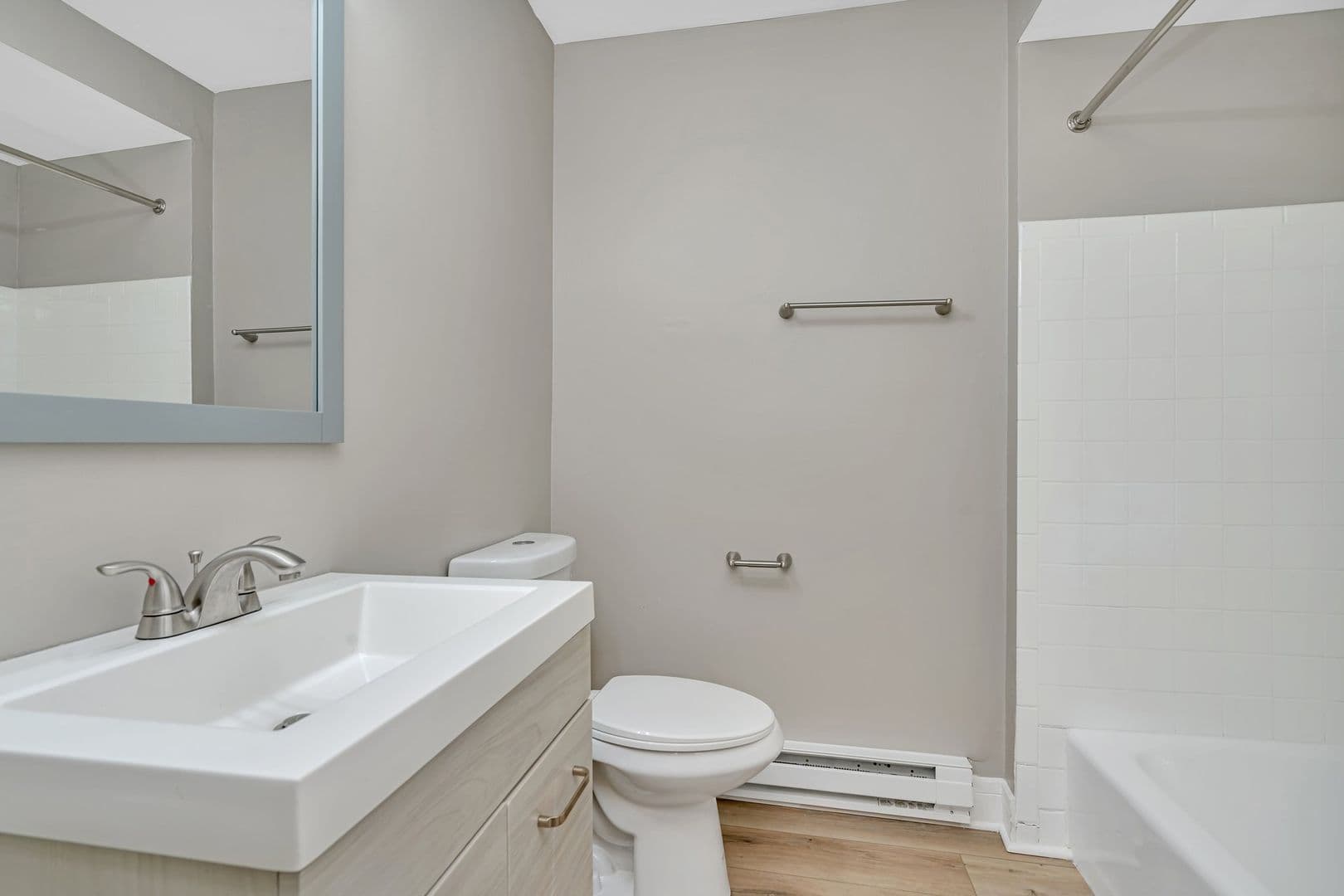 Glen Ellyn Apartment: 25 Briar St
