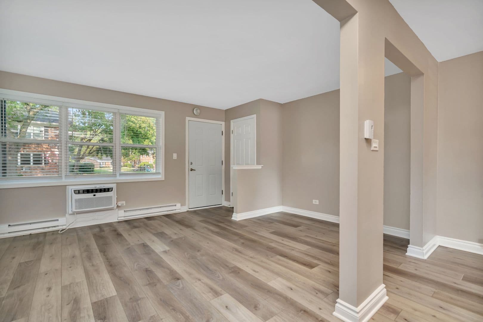 Glen Ellyn Apartment: 25 Briar St