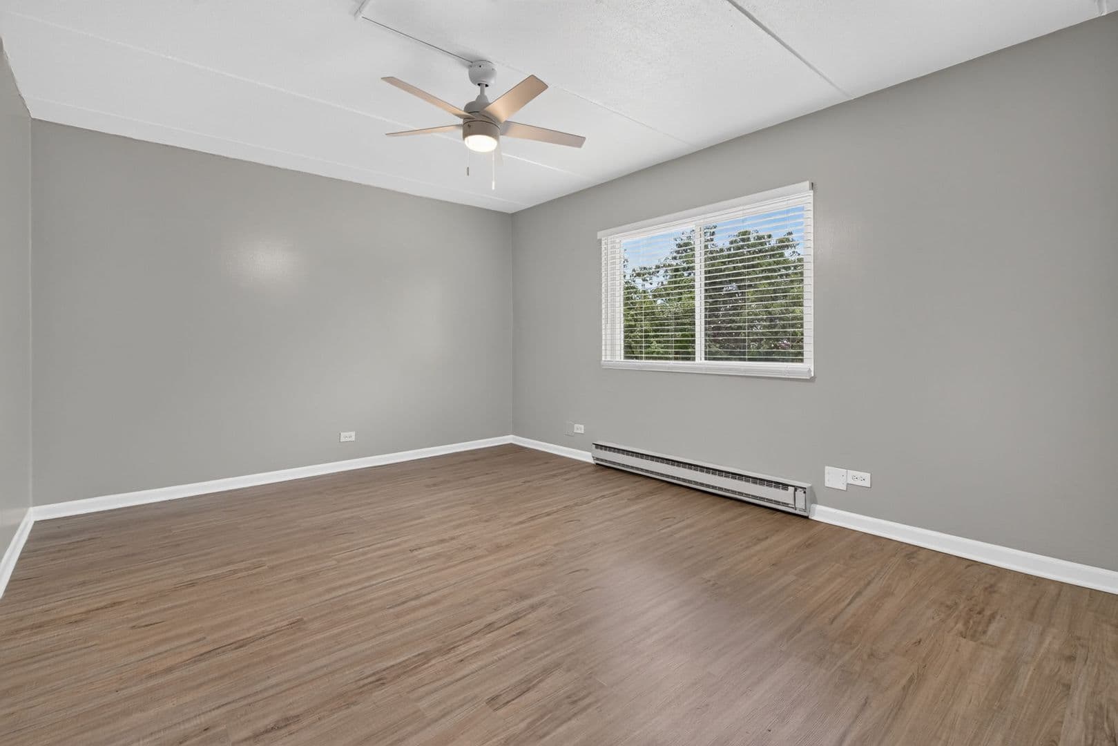 Elmhurst Apartment: 315-329 Kimbell Ave.