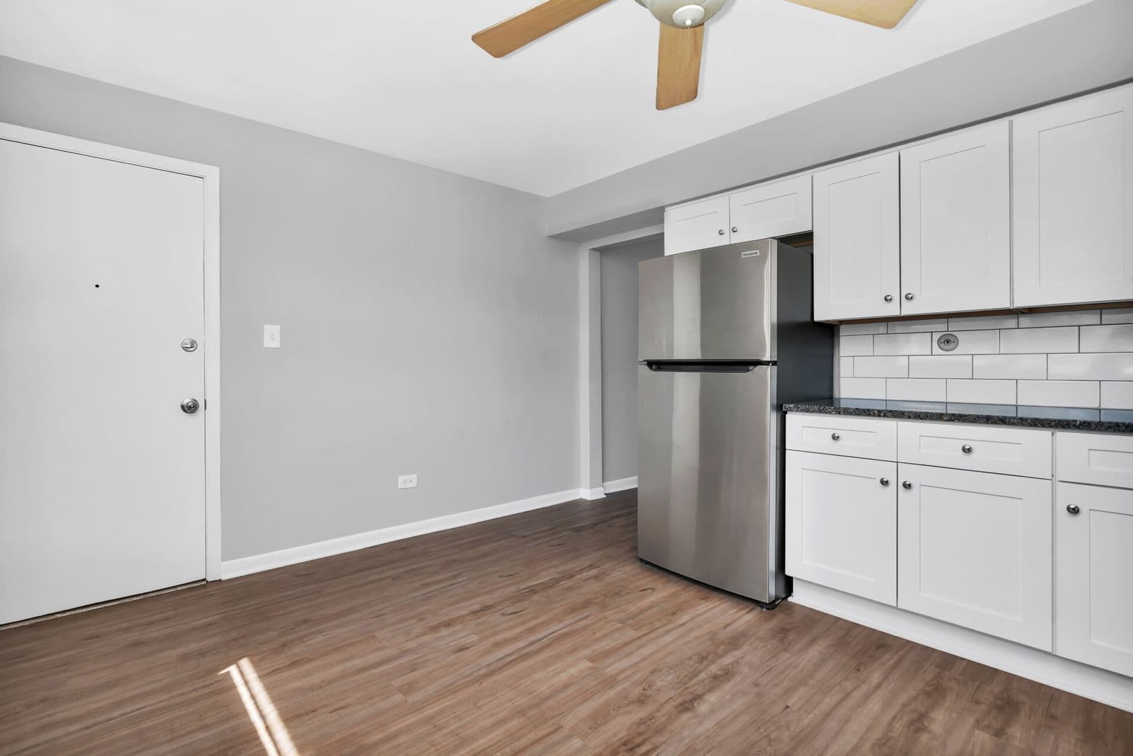 La Grange Apartment: 34-42 S. Waiola Ave.
