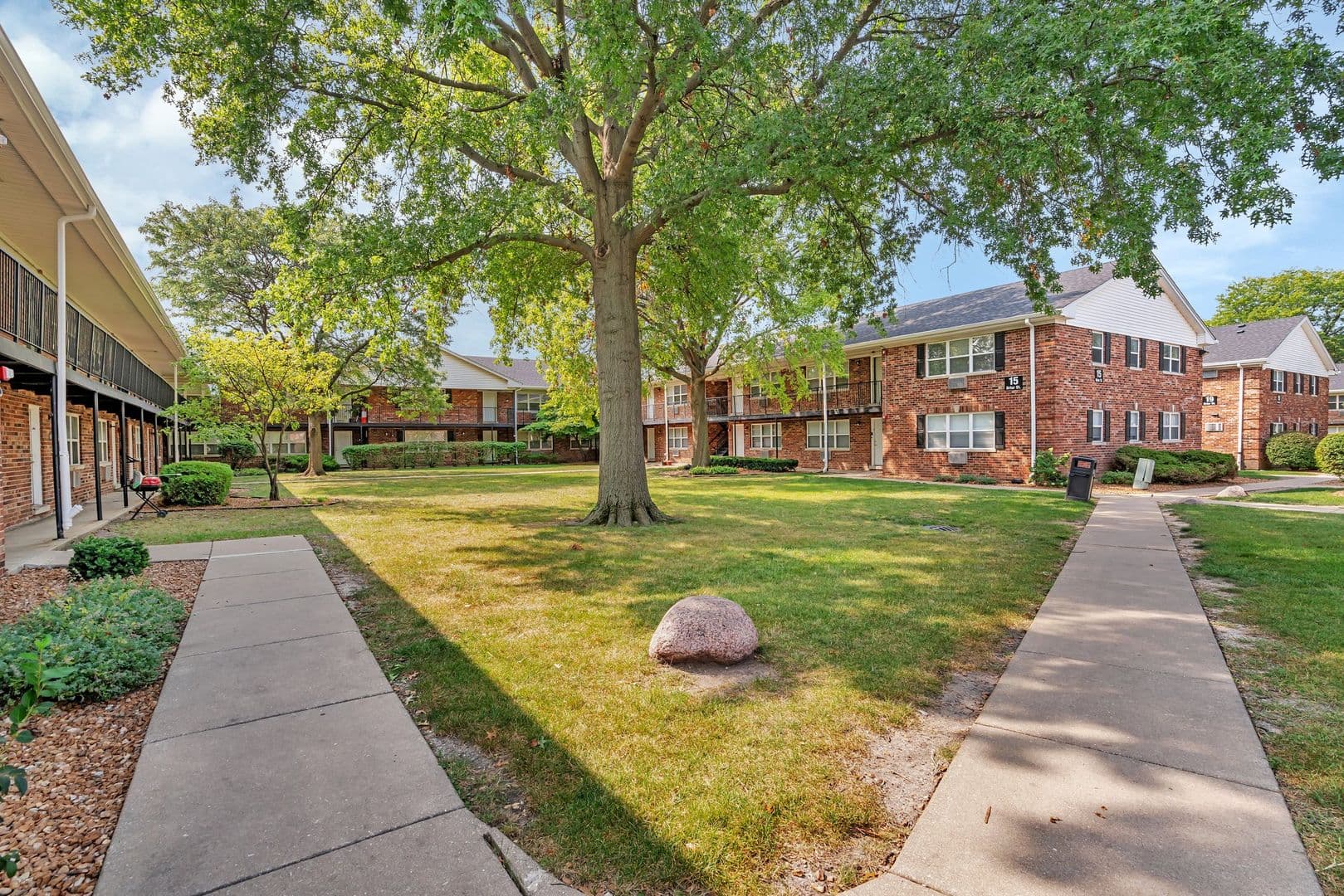 Glen Ellyn Apartment: 25 Briar St