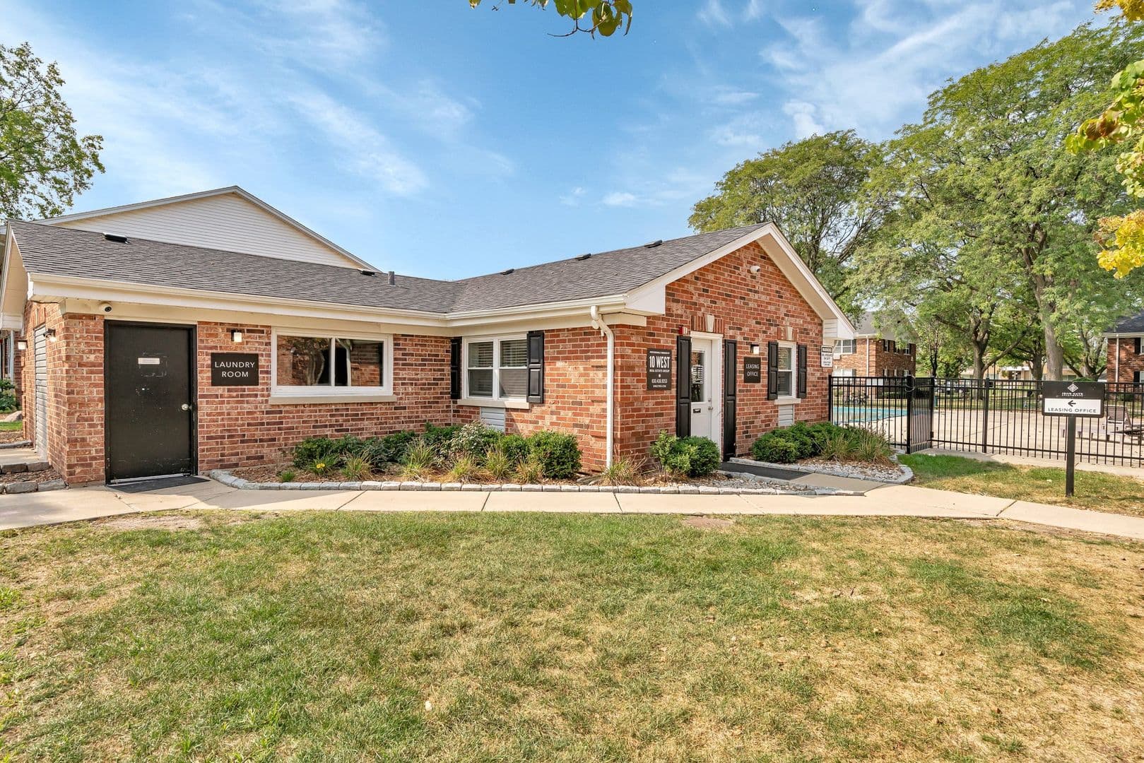 Glen Ellyn Apartment: 25 Briar St