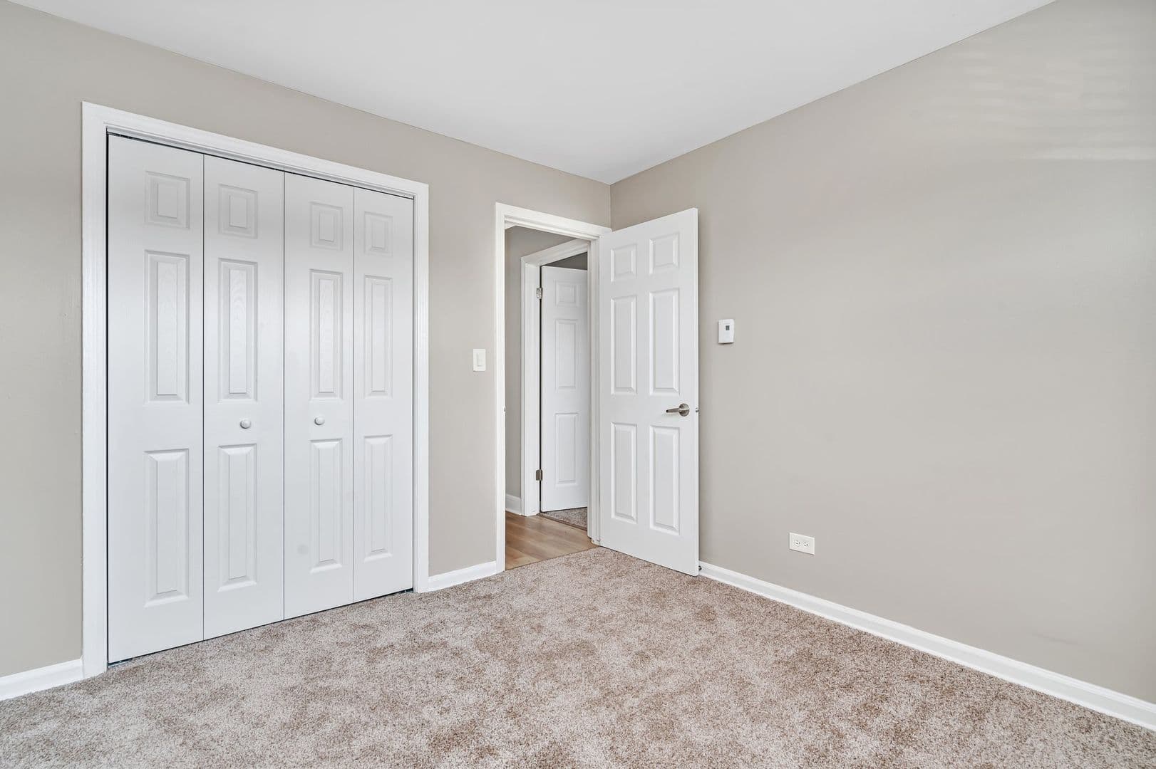 Glen Ellyn Apartment: 25 Briar St