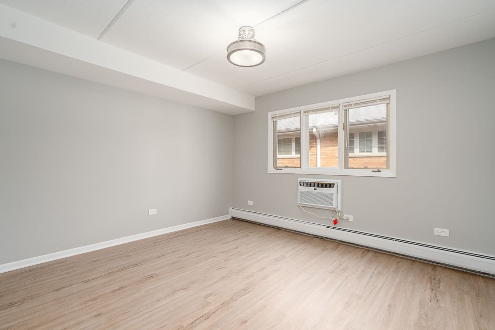 La Grange Apartment: 21 S Waiola Ave.