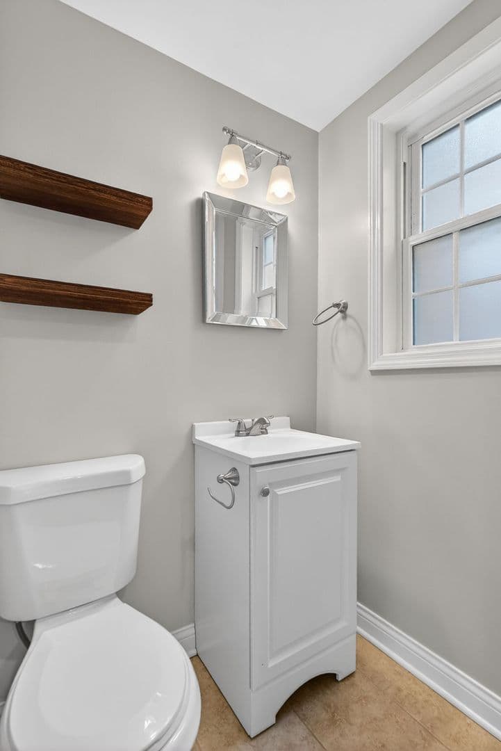 La Grange Apartment: 13-15 S Waiola Ave