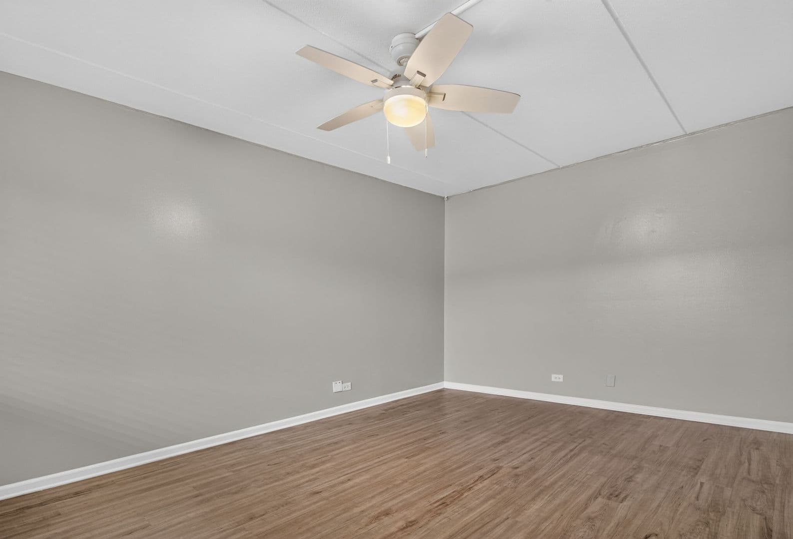Elmhurst Apartment: 315-329 Kimbell Ave.