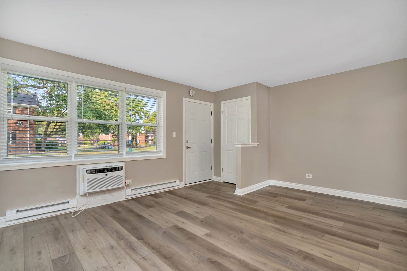 Glen Ellyn Apartment: 25 Briar St