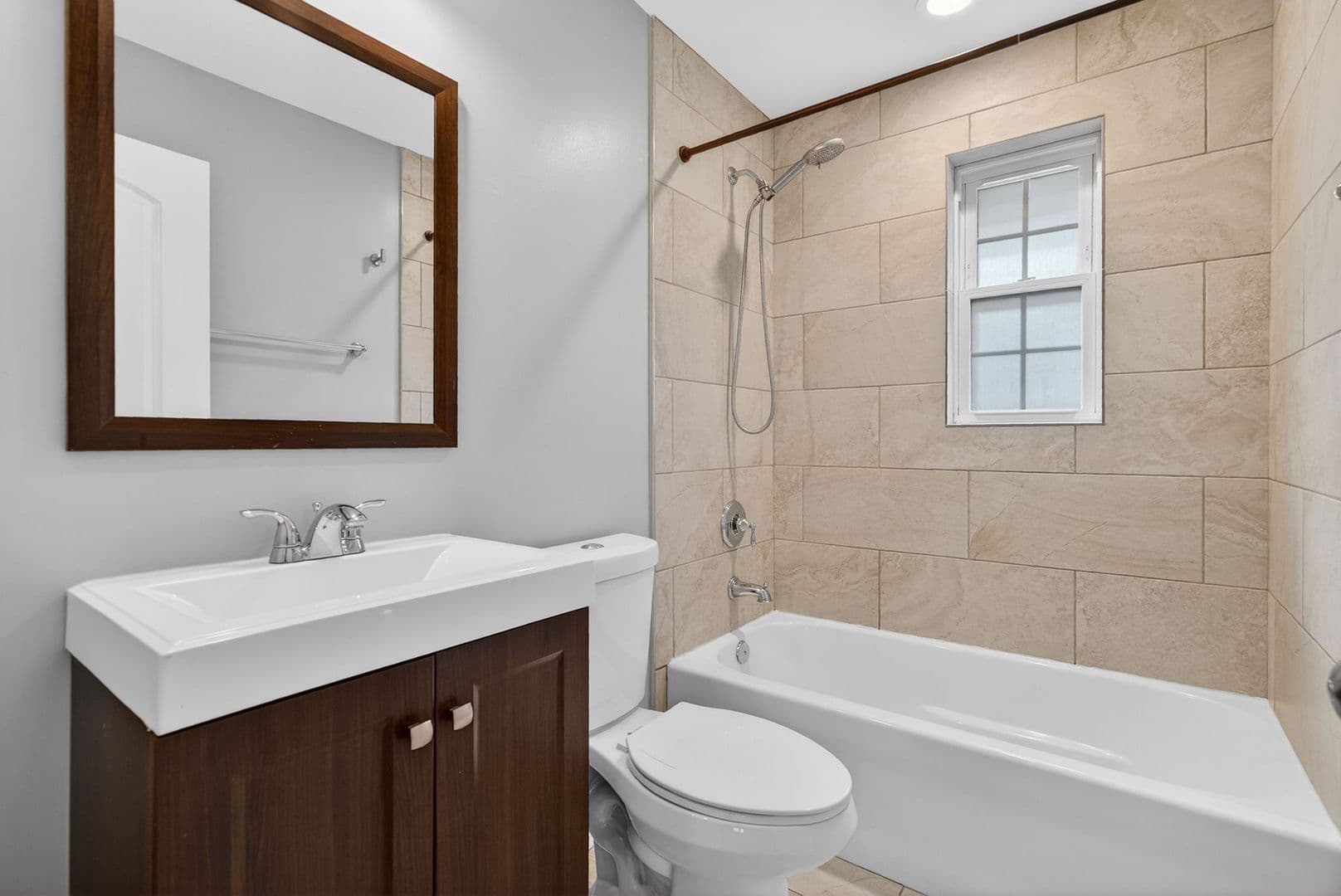 La Grange Apartment: 13-15 S Waiola Ave