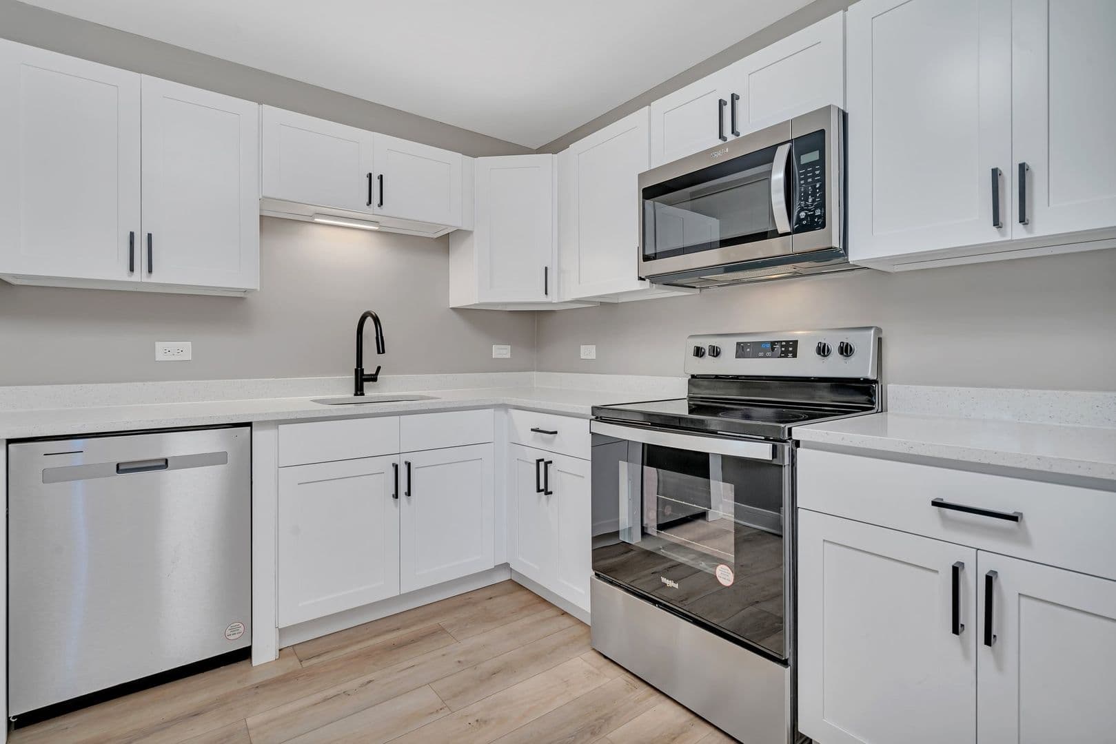 Glen Ellyn Apartment: 25 Briar St
