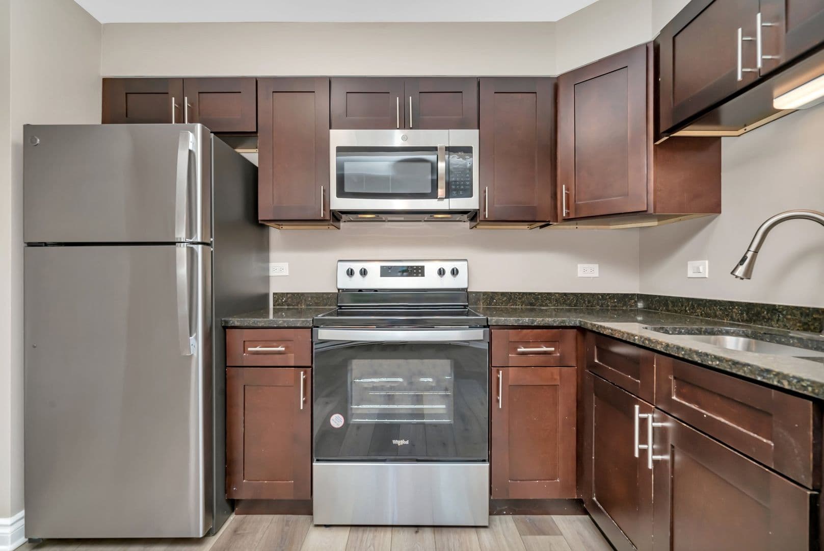 Glen Ellyn Apartment: 25 Briar St