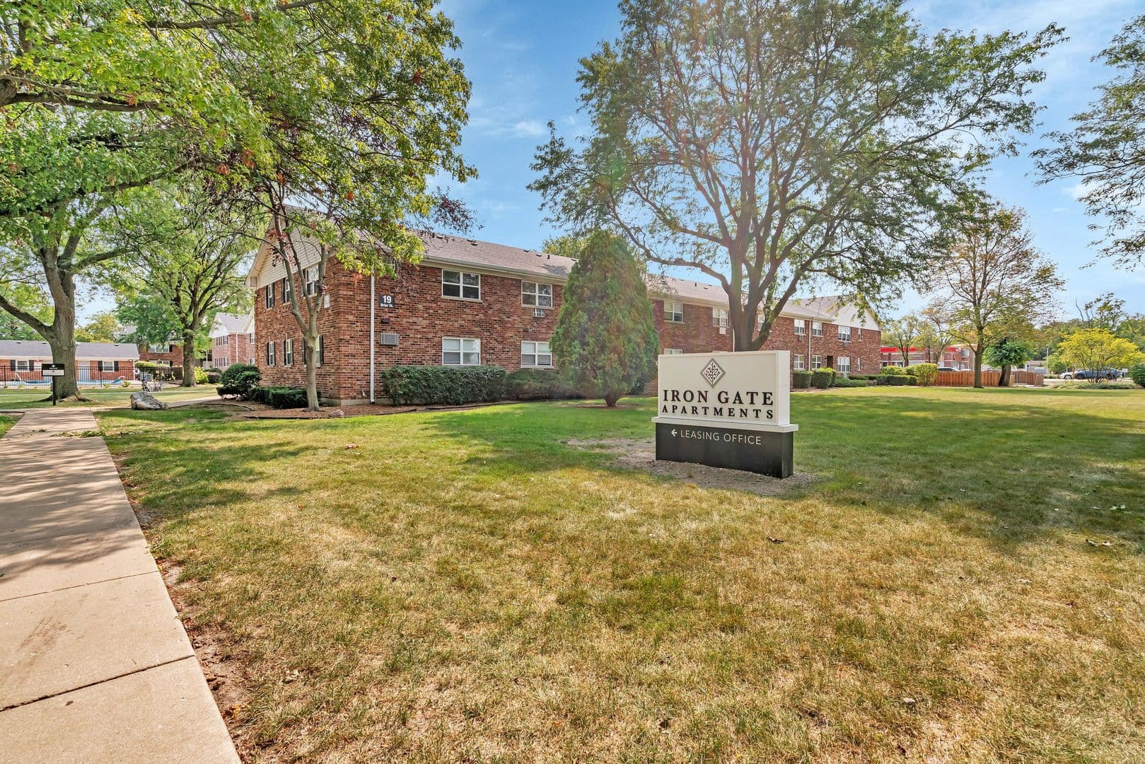 Glen Ellyn Apartment: 25 Briar St