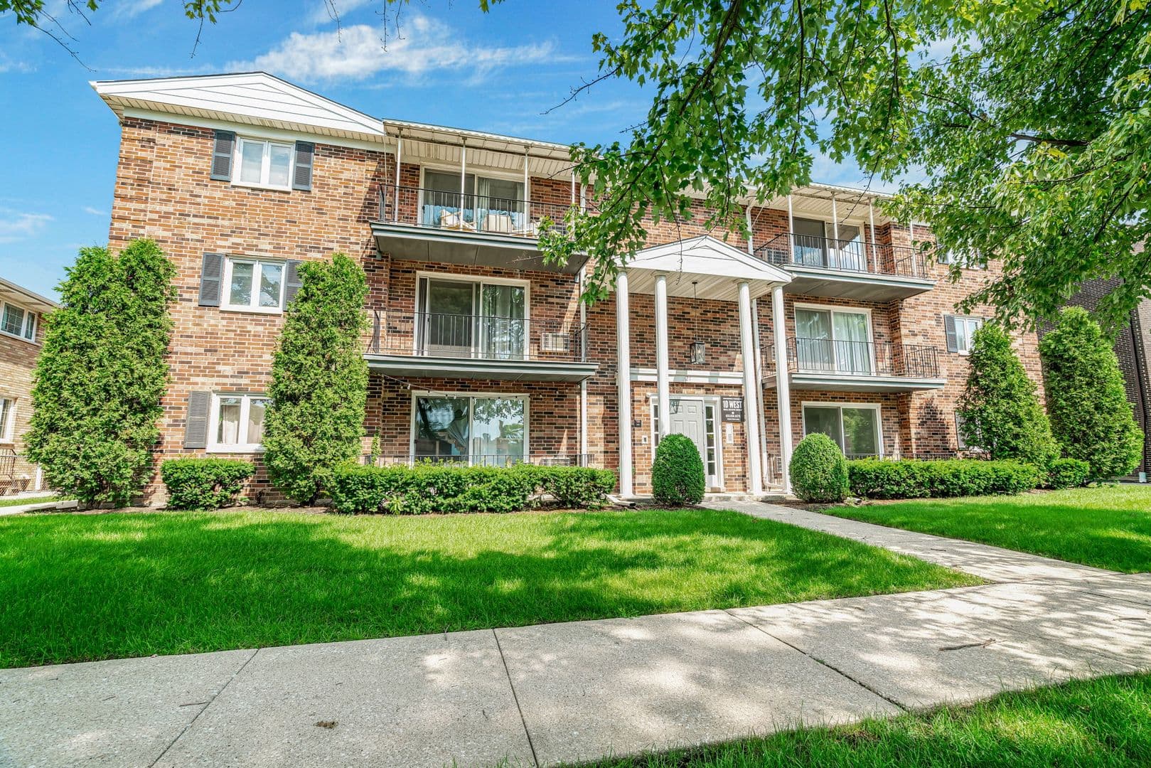 La Grange Apartment: 21 S Waiola Ave.