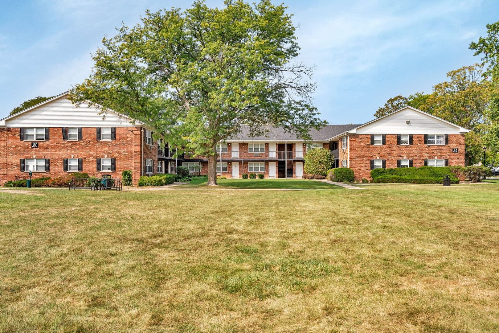 Glen Ellyn Apartment: 25 Briar St